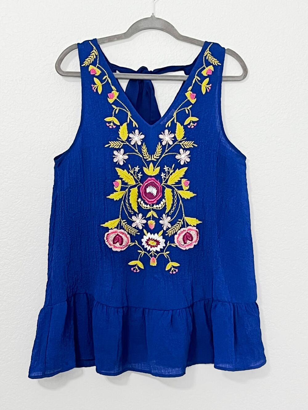 Entro Boho Embroidered Tank Top M Blue Floral Ruffle Hem Tie Back Tunic Blouse
